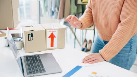 caja, portátil y manos, paquete para la entrega