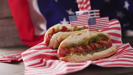 video de perritos calientes con mostaza y ketchup sobre la bandera de ee.uu. en una superficie de madera