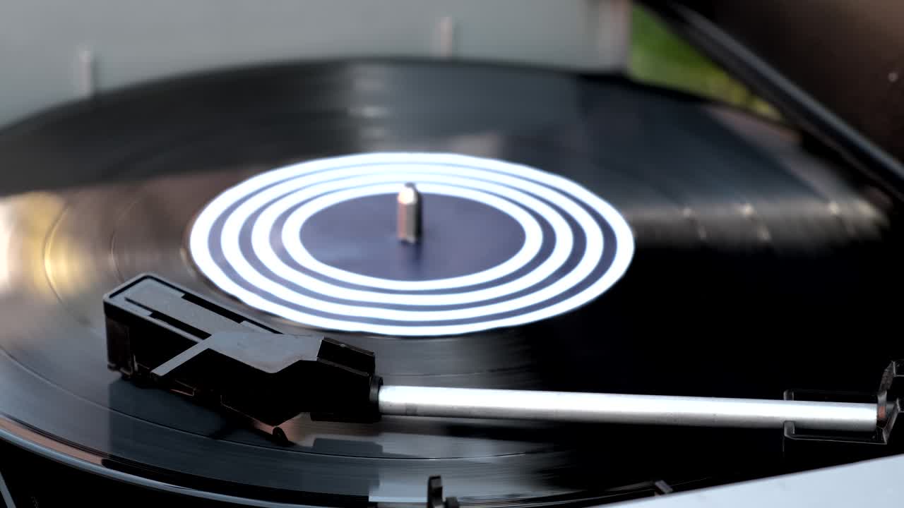 고대 레코드 플레이어: 바늘을 클로즈업으로 는 회전판과 스타일러스, 디제이 턴테이블에 검은 비닐 레코드에 내려 놓은 스타일러스의 팔과 바늘