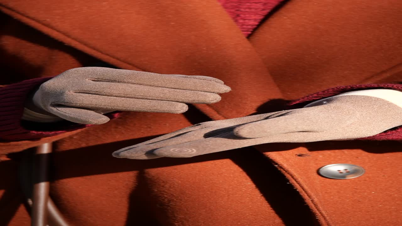 장갑과 코트와 함께 겨울 의상을 입은 여자