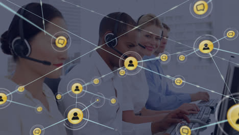 animación de iconos conectados sobre diversos representantes de los clientes que trabajan en la computadora en la oficina