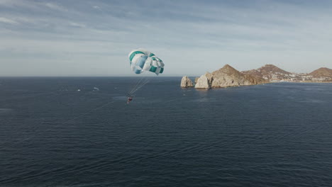 Actividad-De-Aventura-En-Parapente-En-La-Isla-De-Cabo-San-Lucas-México-California