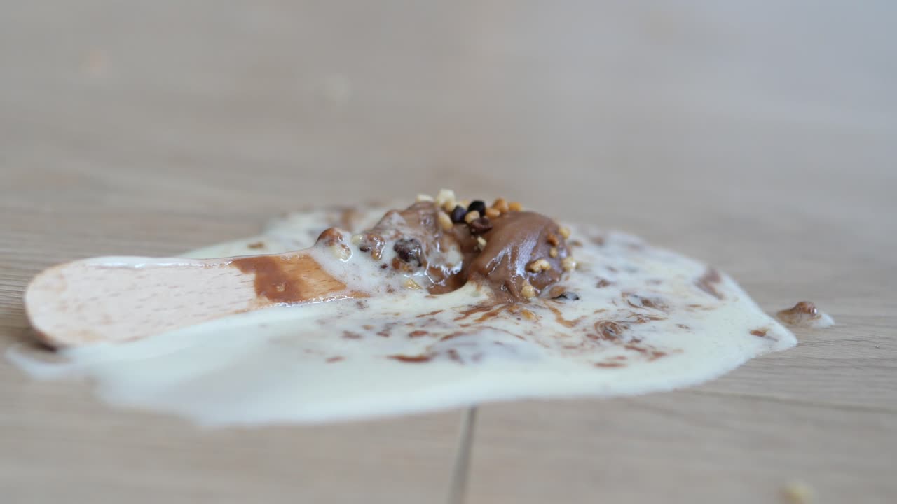 나무 바닥 에 녹은 초콜릿 아이스크림