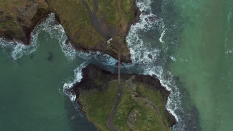 Puente-De-Cuerda-Carrick-a-rede,-Parte-De-La-Ruta-Costera-De-La-Calzada-En-La-Costa-Norte-De-Irlanda-Del-Norte