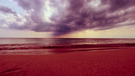 cielo nublado y nubes sobre el mar sangriento en calma