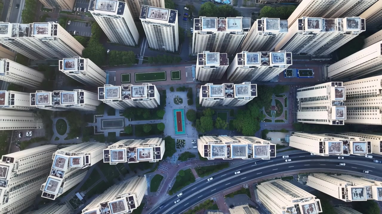 Pátio de arranha-céu com piscina em vista aérea de cima, imagens de drone mostrando torres residenciais densas.