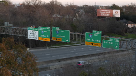 Vista-De-Dron-De-4k-De-Autos-Que-Viajan-En-La-Autopista-I-45-Norte-En-Houston