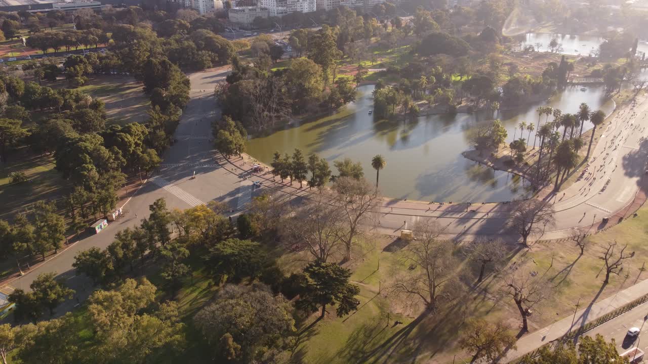 vista aérea que muestra la flora y la fauna alrededor de los lagos de palermo en buenos aires, argentina