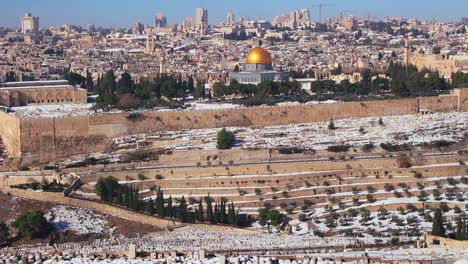 amplia vista de jerusalén y el monte del templo después de una nevada inusual 3