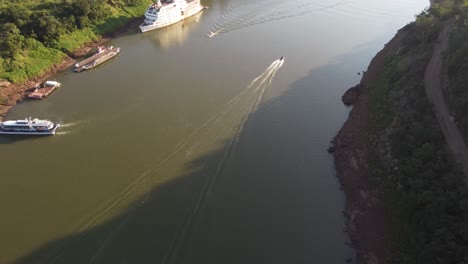 Vista-Aérea-De-Los-Pequeños-Botes-Y-Grandes-Botes-Turísticos-Que-Navegan-En-El-Río-Iguazú-En-La-Frontera-Entre-Argentina-Y-Brasil