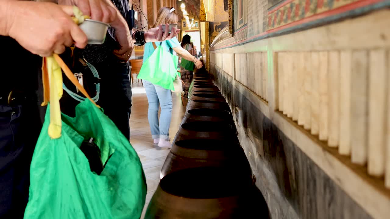 방문자 들 은 동전 을 성전 의 그 에 넣는다.