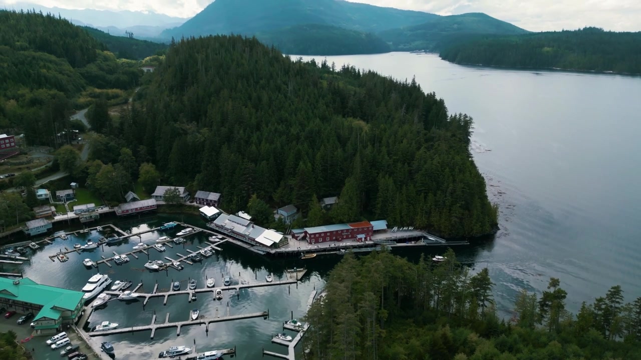 Ripresa aerea che rivela Telegraph Cove e il paesaggio con il Monte Holdsworth sullo sfondo in una giornata nuvolosa, Isola di Vancouver, Columbia Britannica, Canada.
