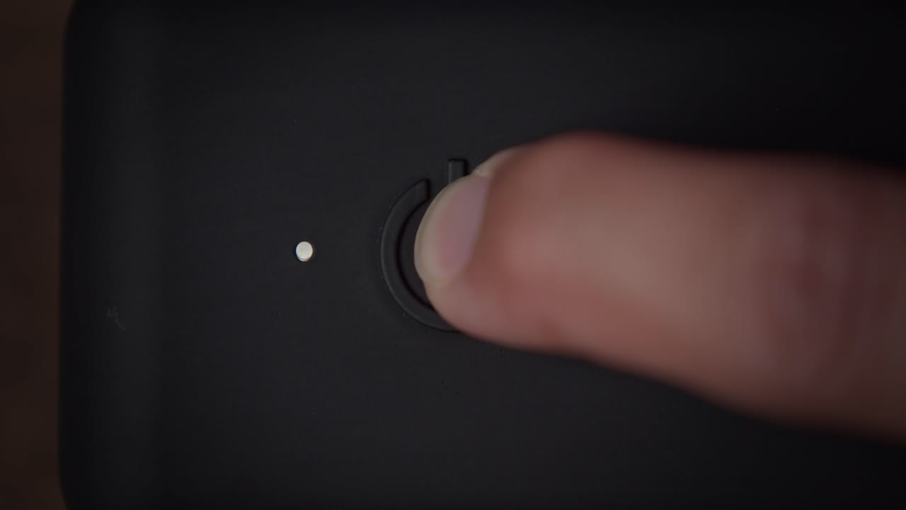 빛이 빛나기 시작하는 동안 현대식 켜기 또는 끄기 버튼을 길게 누릅니다.