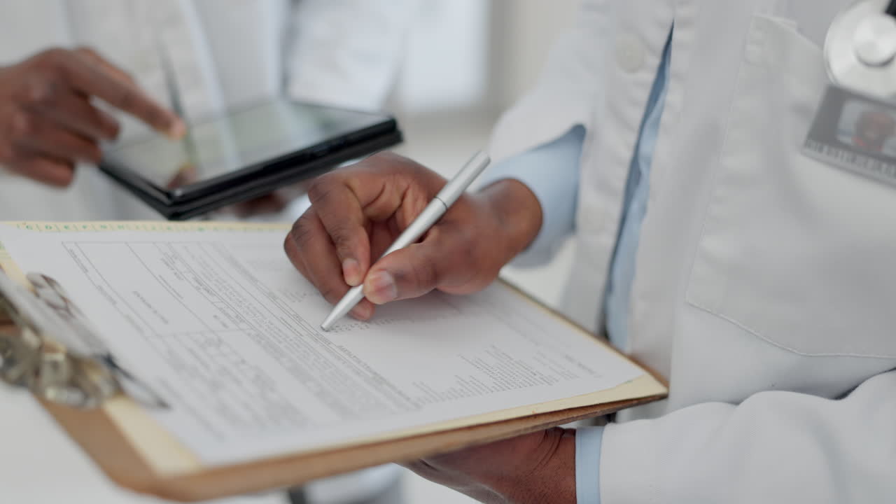 Manos de médico, escritura y documentos con tableta