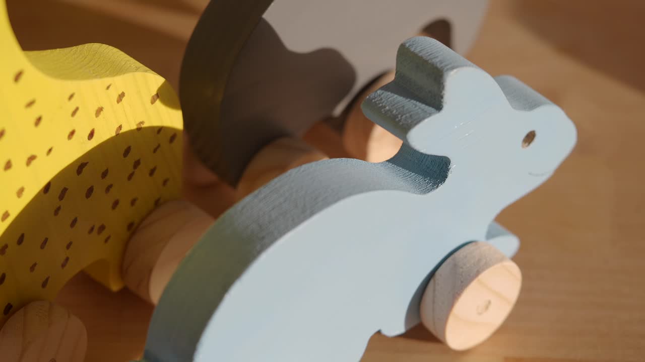 juguetes de animales de madera coloridos