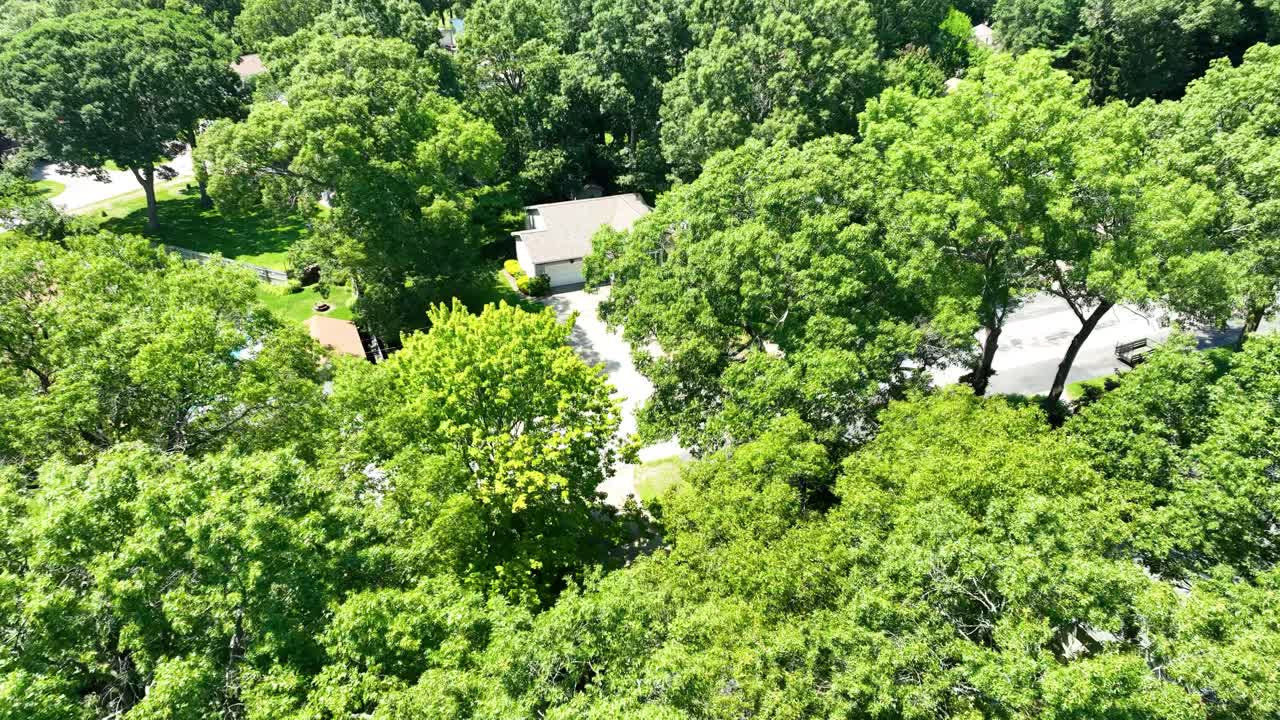 encontrando y buscando calles suburbanas escondidas