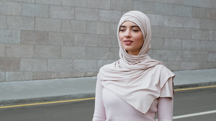 Donna con hijab all'aperto