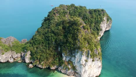 Un-Dron-Aéreo-Disparó-Sobre-La-Bahía-De-Ha-Long,-El-Mar-Azul-Y-Las-Islas-De-Piedra-Caliza-De-La-Bahía-De-Lan-Ha