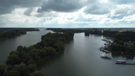 Vista-Aérea-Sobre-El-Lago-Y-La-Torre-Medieval-En-La-Torre-Del-Ratón-Kruszwica