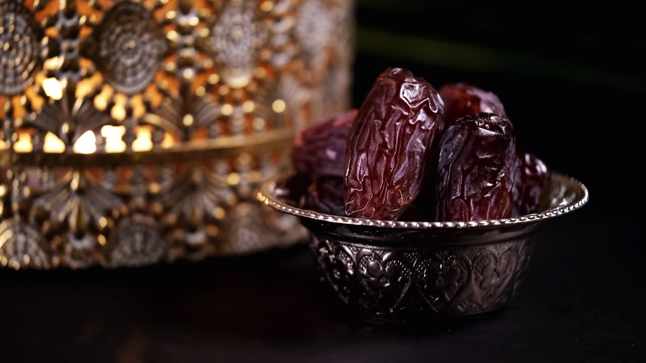 concepto de ramadán, frutas de dátiles y linterna.