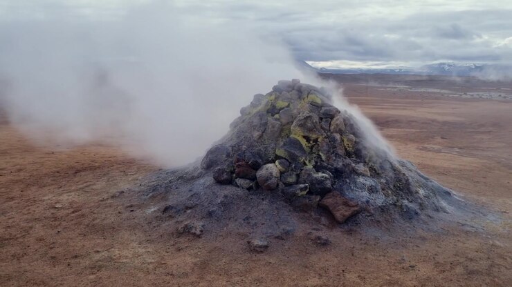 Emissione di vapore e gas da una solfatara nell'area geotermica di Hverir, vicino al lago Myvatn, un paesaggio islandese surreale.
