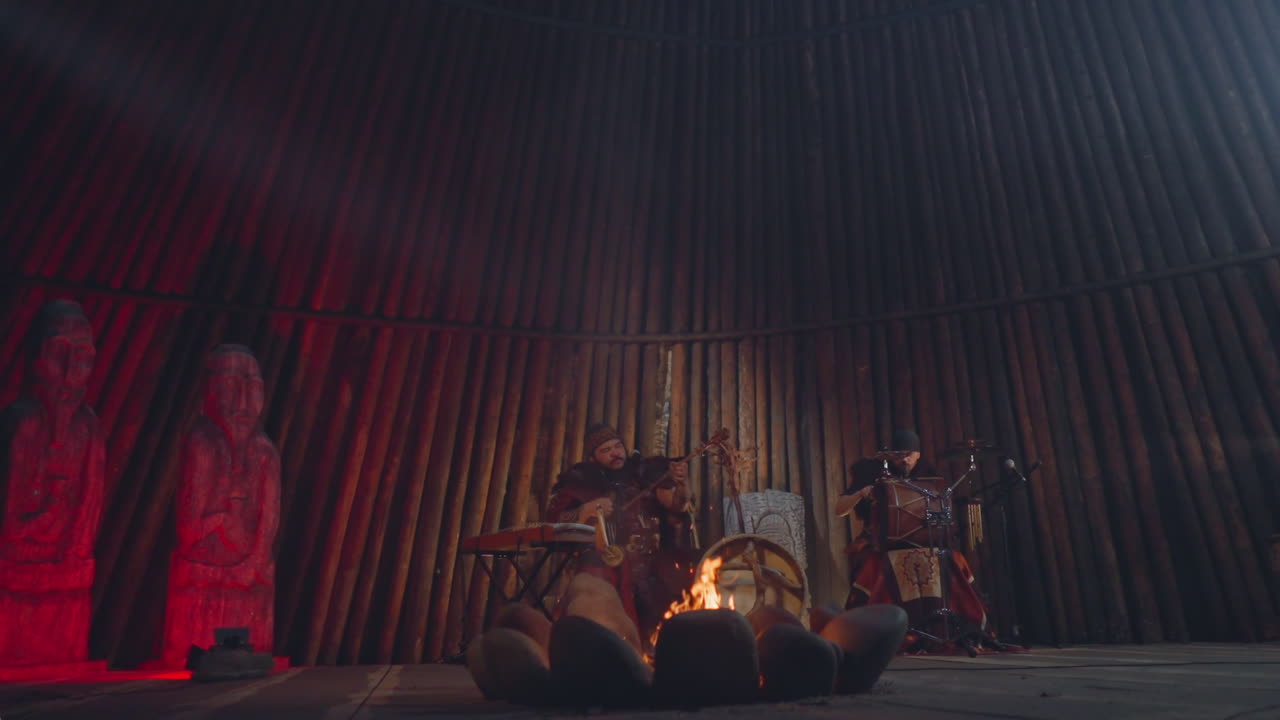 민족 의복 을 입은 음악가 들 은 알타이 의 전통 악기 를 연주 한다