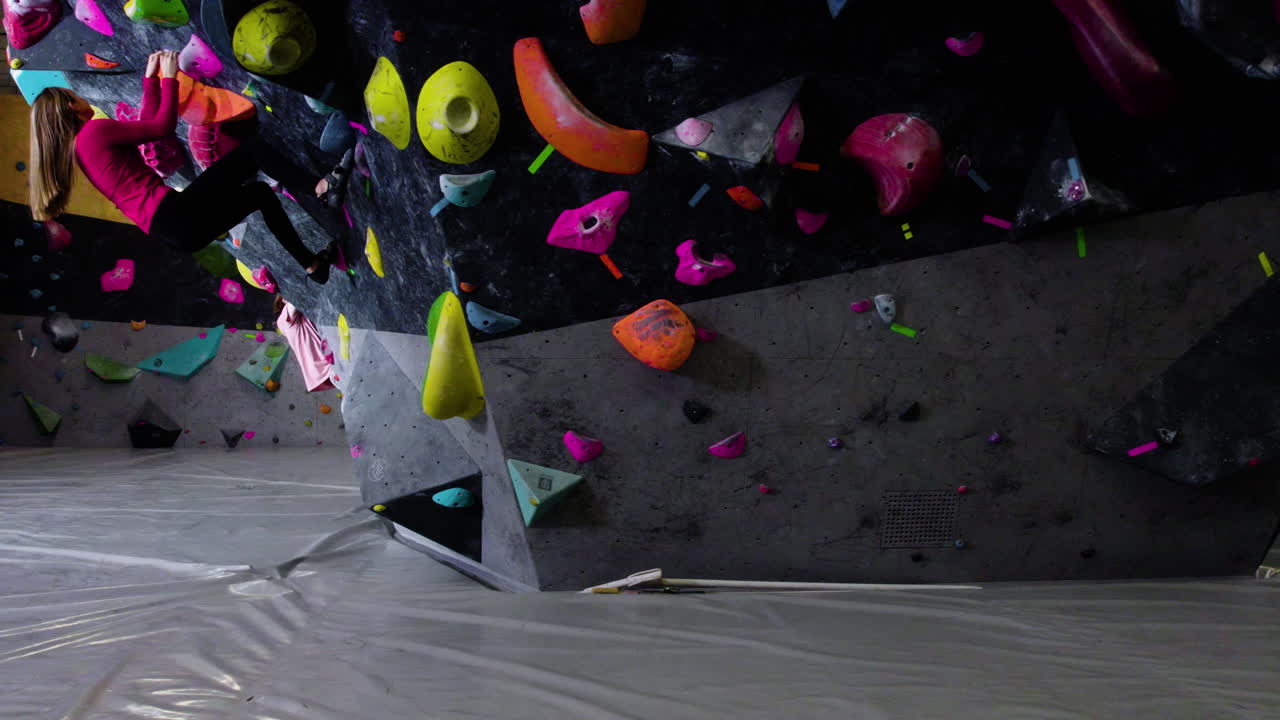 십대 들 이 체육관 에서 볼더링 을 하고 있다