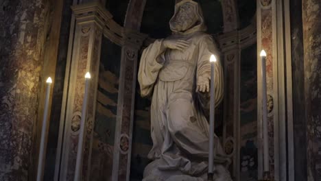 luz en la estatua de la pared en la catedral de palermo, italia