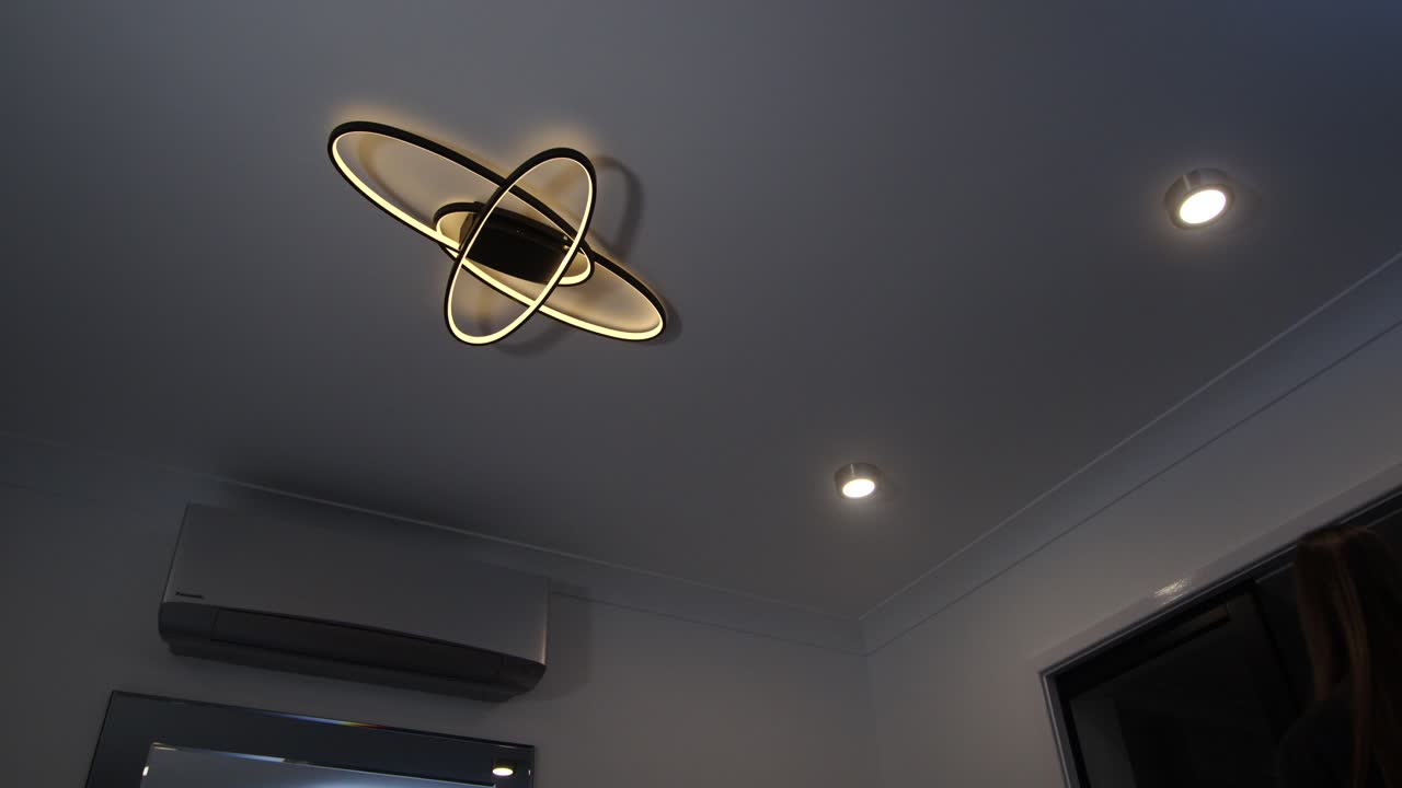 modelo femenino caminando en el nivel de luz de atenuación de las luces de techo led con control remoto y luego saliendo