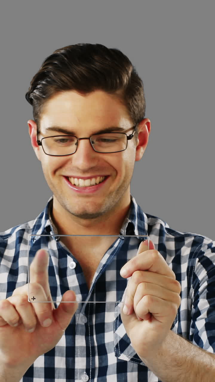 hombre sonriente usando una tableta digital futurista