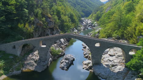 un viejo puente de piedra