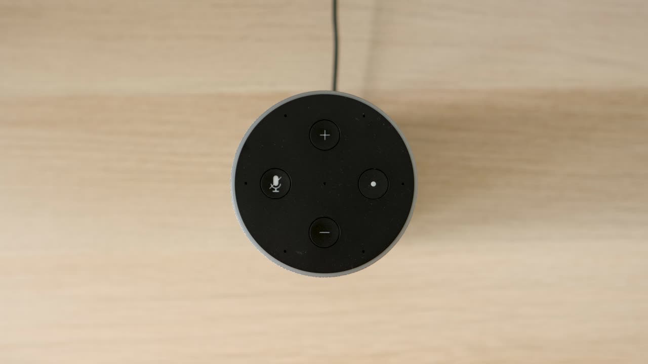 el dispositivo doméstico inteligente activado por voz se enciende, se cierra de arriba hacia abajo