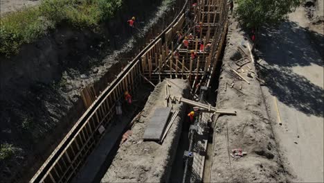 vista aérea de drones del canal de alcantarillado en la construcción inacabada del parque de la ciudad video 4k