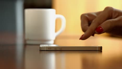 mujer de negocios usando un teléfono inteligente