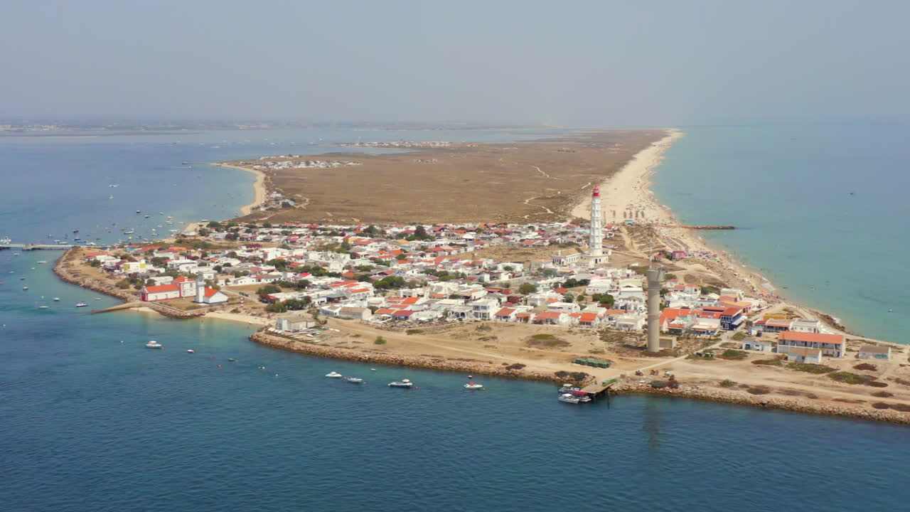 Ilha do Farolin Faro-majakka -kylän turkoosi meri drone-näkymästä