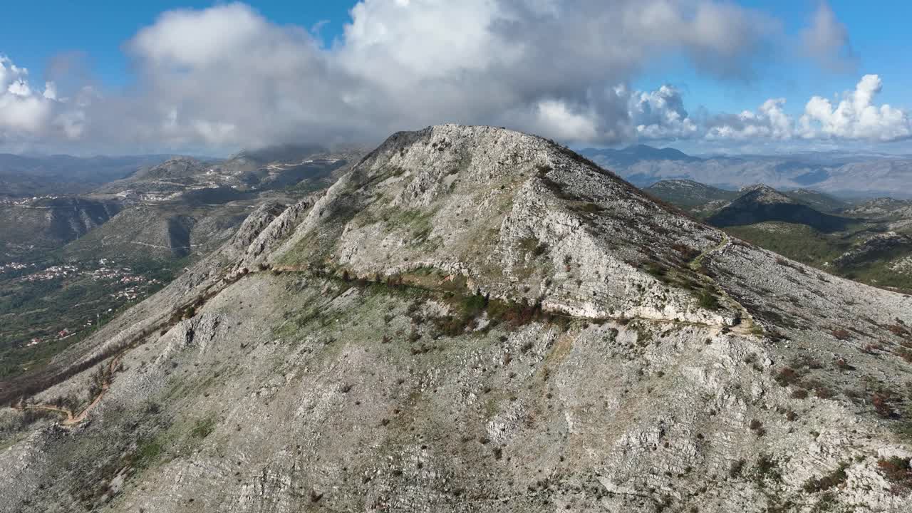 vista aérea de un paisaje montañoso en croacia