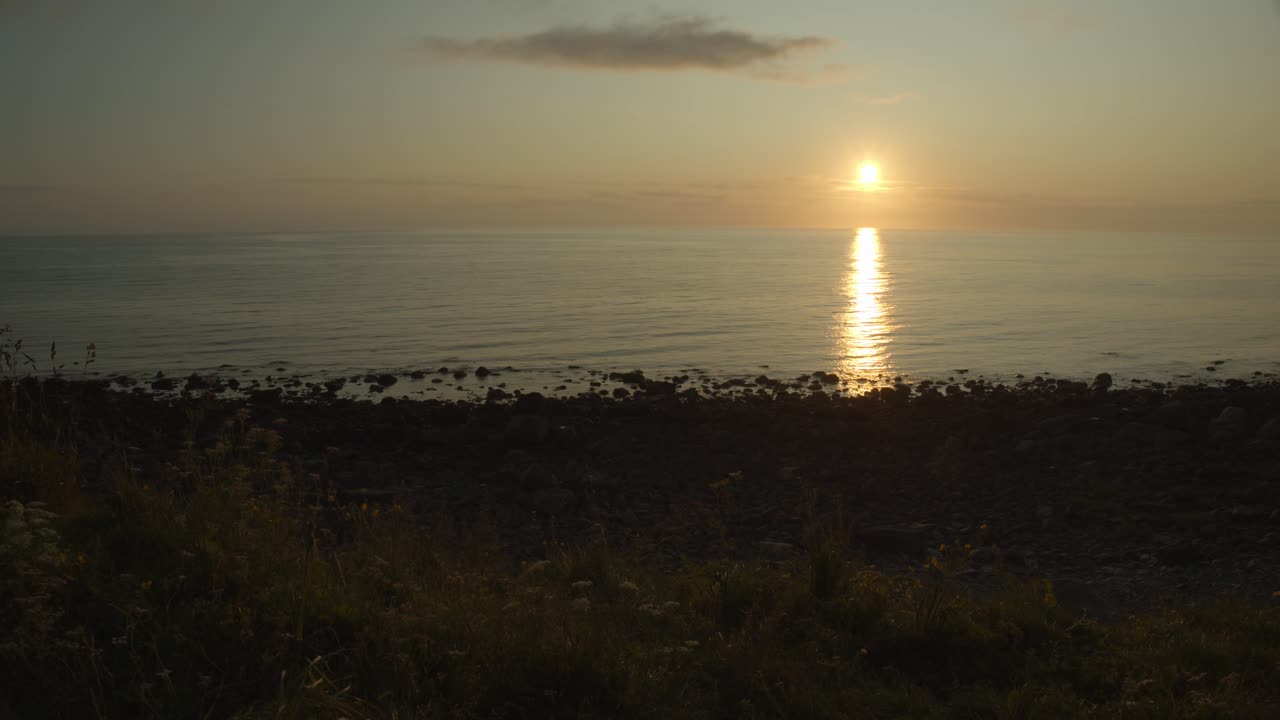 노르웨이의 로포텐 해안에서 바다 위에서 해가 지는 모습