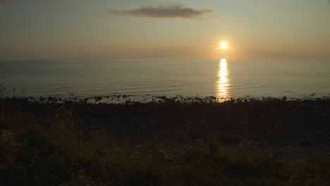 Puesta-De-Sol-Sobre-El-Mar-En-La-Costa-De-Lofoten-En-Noruega