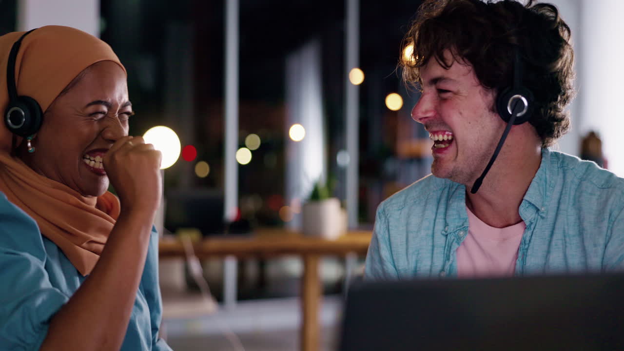 noche, consultores y empleados con cinco altos