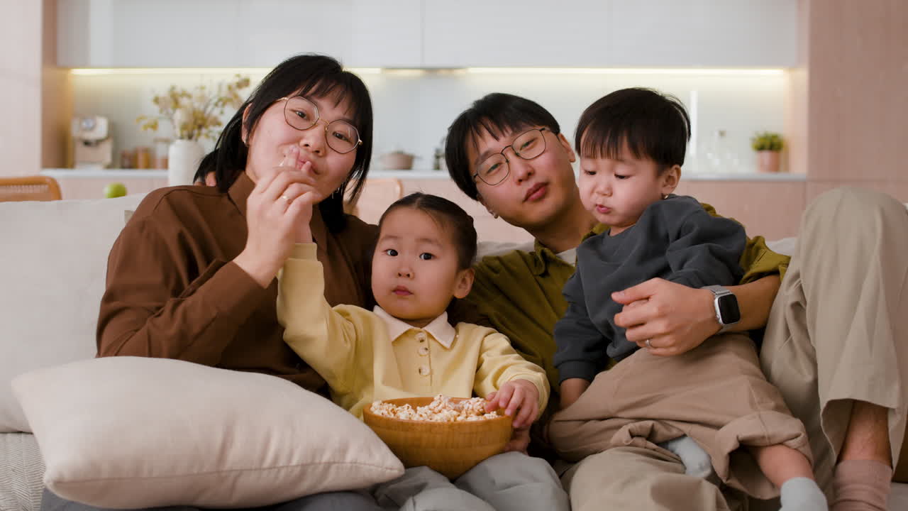 가족 들 이 함께 영화 를 보는 것