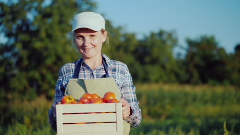 Retrato-De-Una-Mujer-Agricultora-Con-Una-Caja-De-Tomates-Concepto-De-Verduras-Frescas-Video-4k