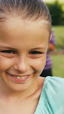 retrato de una chica sonriendo en el jardín