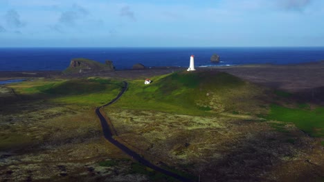 luchtfoto van de vuurtoren op het schiereiland reykjanes in ijsland - drone shot