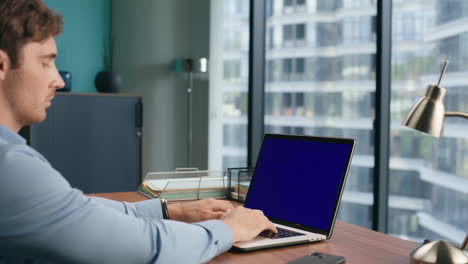 Nachdenklicher-Manager-Tippt-Modell-Einer-Laptop-Tastatur.-Geschäftsmann-Beobachtet-Blauen-Bildschirm