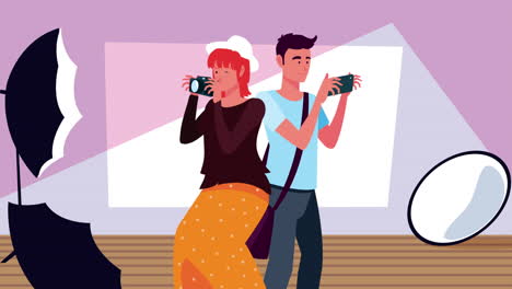 una pareja de fotógrafos tomando una foto en el estudio