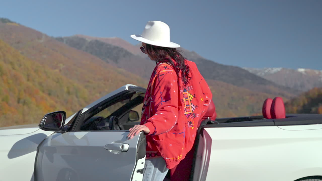 경치 좋은 산악 도로 여행 에 있는 컨버터블 자동차 에 있는 여자