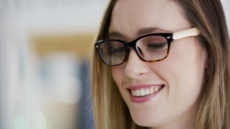 ella maneja los negocios con una sonrisa en la cara.
