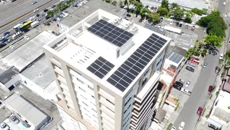 disparo de drones capturando paneles solares en un edificio residencial alto, concepto de energía renovable