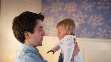 Liebender-Vater-Kuschelt-Seine-Kleine-Tochter-Zu-Hause-Im-Kinderzimmer-Vor-Dem-Schlafengehen