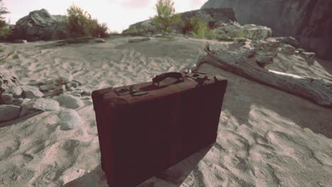 una maleta antigua abandonada en el desierto.